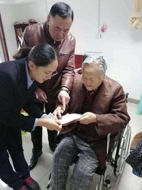 喝茶聊天谈工作